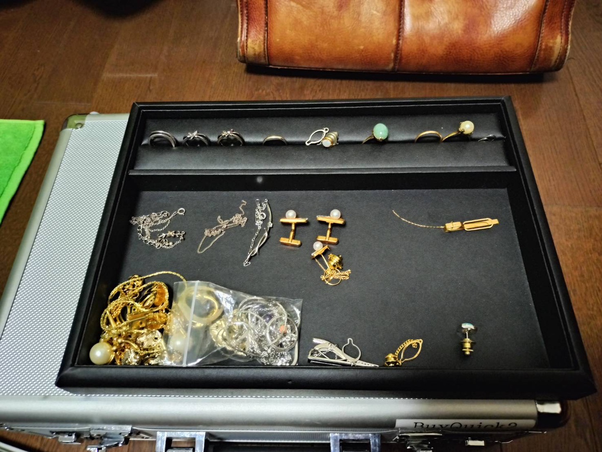 金とプラチナとメッキなどのアクセサリーを神戸市で買取させていただきました!