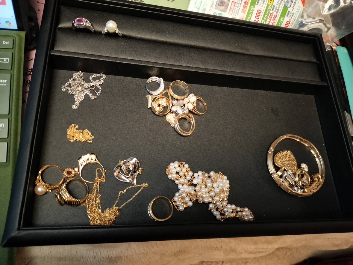 金とプラチナなどのアクセサリーを京都市で買取させていただきました!