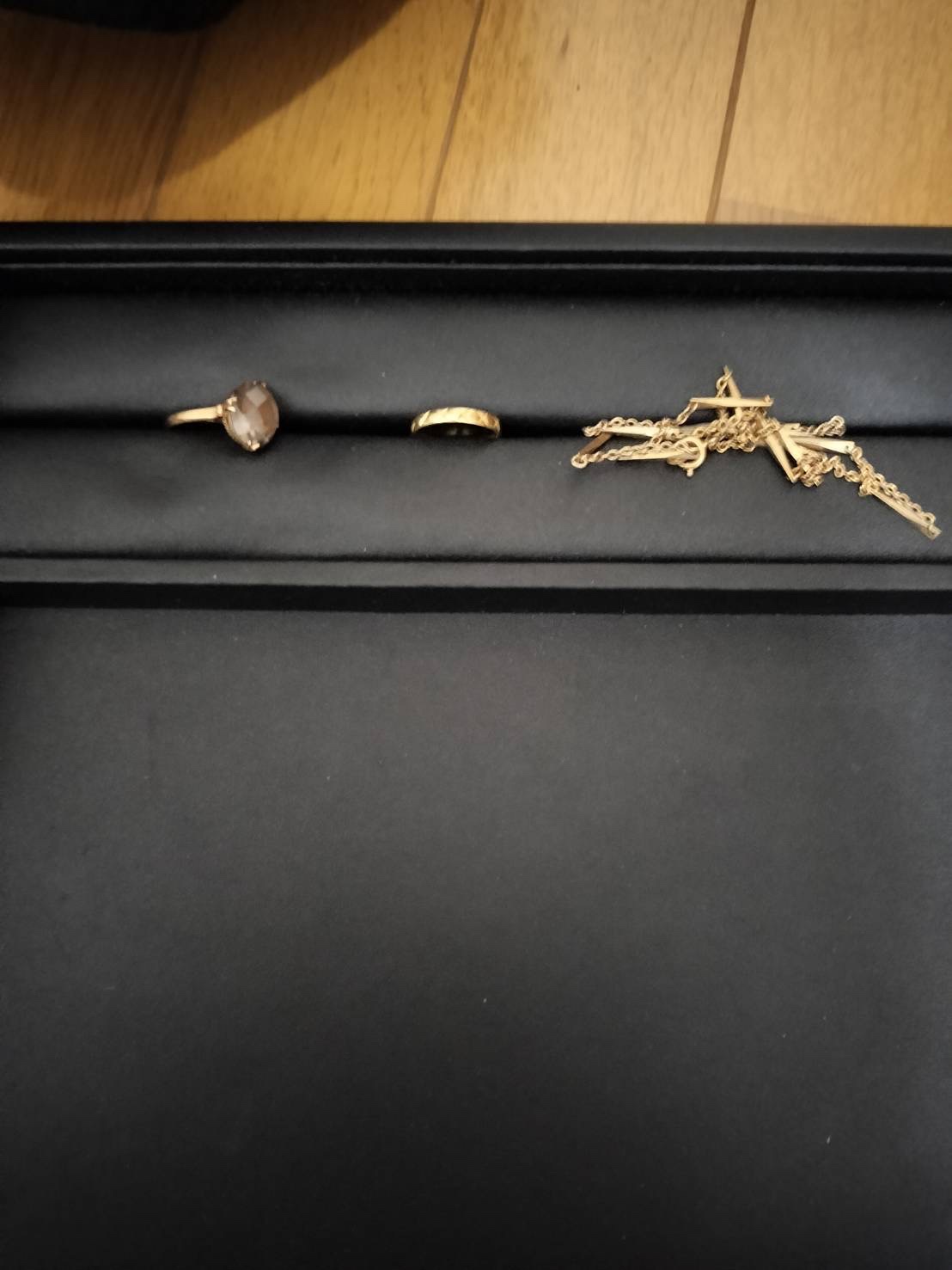 金のアクセサリーを箕面市で買取させていただきました!