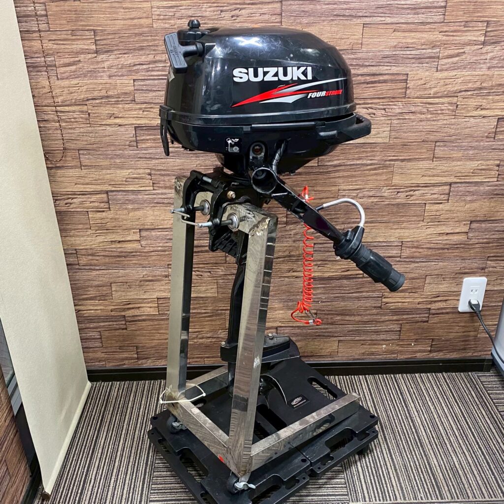 SUZUKI DF2 船外機の写真。黒色の本体に赤いFOUR STROKEの文字