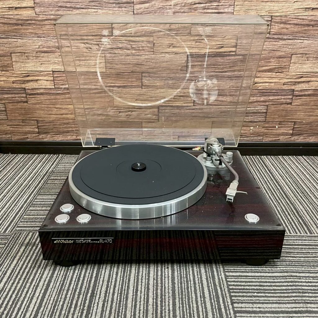 西宮市で買取したVictorの高級ターンテーブルQL-A70。木目調のボディとアクリルカバー付き。