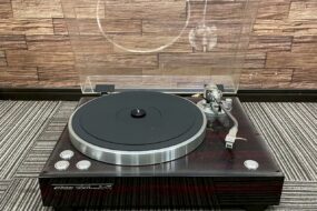 西宮市で買取したVictorの高級ターンテーブルQL-A70。木目調のボディとアクリルカバー付き。
