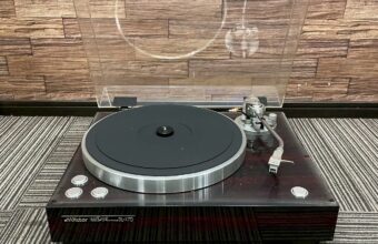 西宮市で買取したVictorの高級ターンテーブルQL-A70。木目調のボディとアクリルカバー付き。