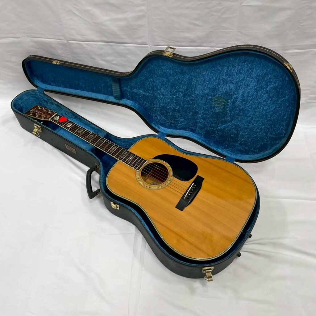 Morris W-60のアコースティックギターと青い内装のハードケースの写真。神戸市で15,000円で買取されたアイテム