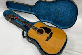 Morris W-60のアコースティックギターと青い内装のハードケースの写真。神戸市で15,000円で買取されたアイテム