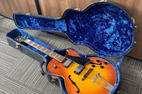神戸市で出張買取したGibson ES-175Dのセミアコギター。ハードケース付きで丁寧に保管されており、美しいサンバーストカラーが特徴。