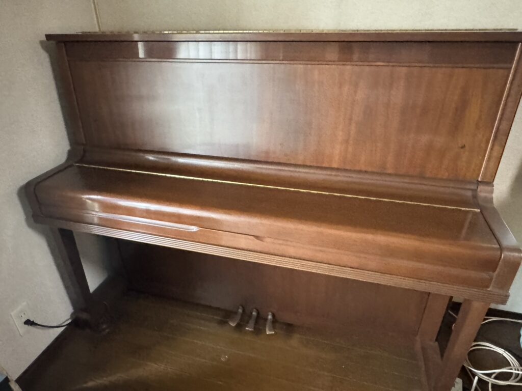 堺市で出張買取したYAMAHA U100Wn（木目調アップライトピアノ）の全体写真。高級感ある外装とコンパクトな設計が魅力。
