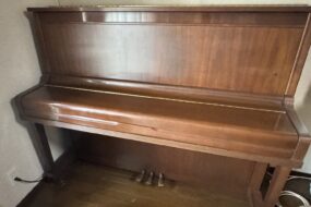 堺市で出張買取したYAMAHA U100Wn（木目調アップライトピアノ）の全体写真。高級感ある外装とコンパクトな設計が魅力。